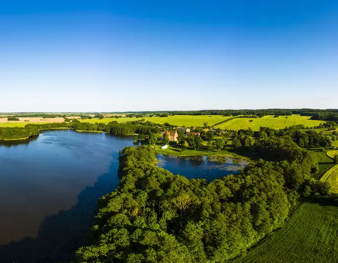 Hotel Schloss Ulrichshusen mit Ulrichshuser See, Schwinkendorf, Mecklenburgische Seenplatte, Mecklenburg-Vorpommern, Deutschland