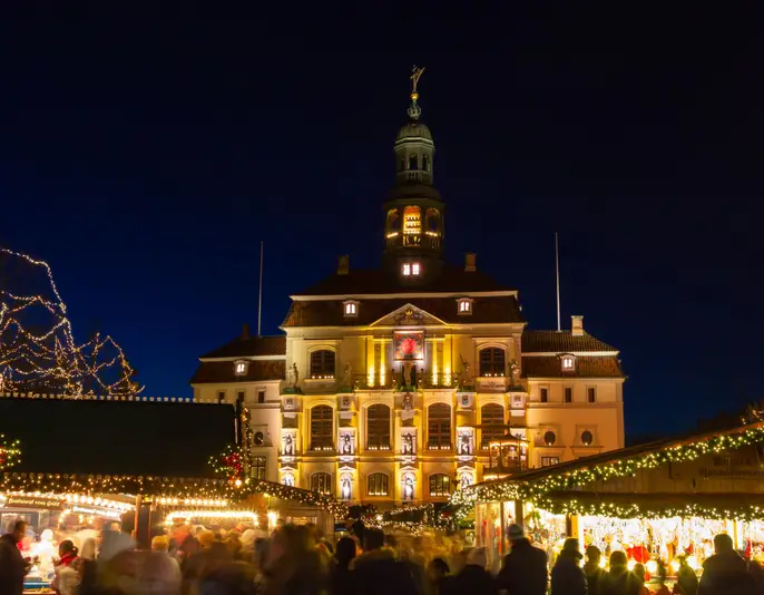 Lueneburg / Lower Saxony, Germany - December 17, 2017:
Traditional and popular Christmas market in front of the historic town hall of Lüneburg. The market is popular with locals and tourists.
Lüneburg/Niedersachsen, Deutschland - Dezember 17, 2017:
Traditioneller und beliebter Weihnachtsmarkt vor dem historischen Rathaus von Lüneburg. Der Markt ist bei Einheimischen und Touristen beliebt.